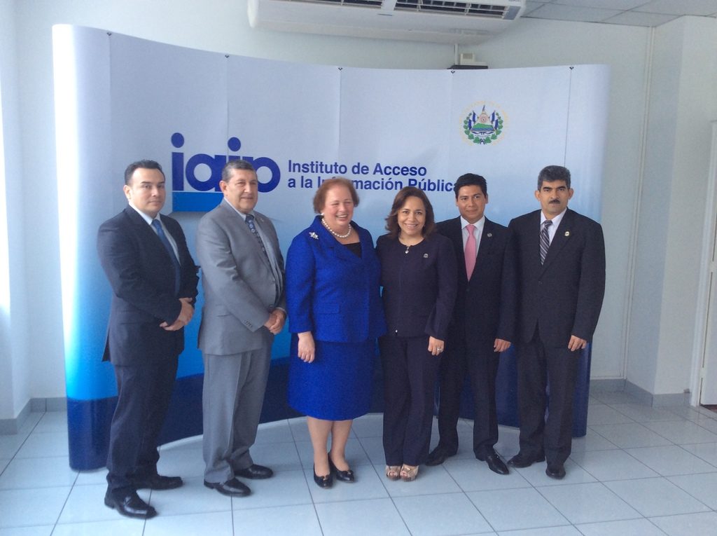 Embajadora de Estados Unidos en El Salvador visita oficinas del IAIP
