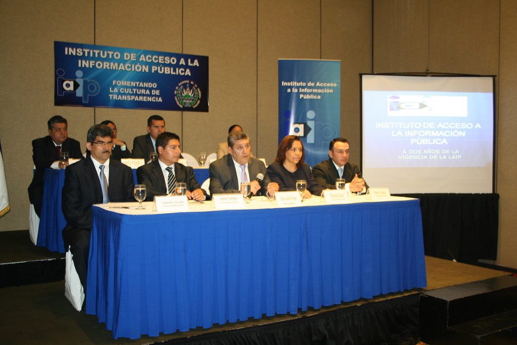 Comisionados del IAIP brindan conferencia de prensa