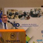 Comisionado Presidente del IAIP, Carlos Ortega durante el discurso inaugural del foro Retos de la transparencia legislativa y municipal a 5 años de creación del IAIP