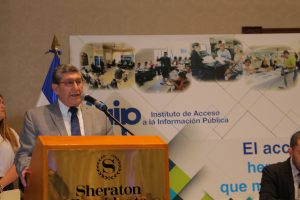 Comisionado Presidente del IAIP, Carlos Ortega durante el discurso inaugural del foro Retos de la transparencia legislativa y municipal a 5 años de creación del IAIP