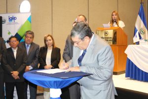 Comisionado Presidente del IAIP, Carlos Ortega firma como testigo de honor en el Foro: Retos de la transparencia legislativa y municipal a 5 años de creación del IAIP