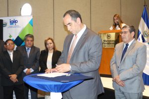 Ricardo Gómez, procurador adjunto de los Derechos Humanos, participó como testigo invitado a la firma.